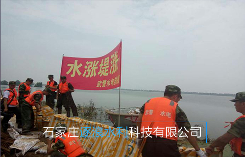 河北沿海地區(qū)，現(xiàn)場(chǎng)為堵水墻建設(shè)工作進(jìn)行中