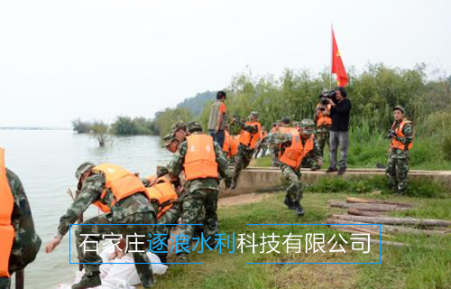 河南黃河沿岸地帶，利用防汛沙袋進(jìn)行擋水工作