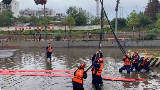 麒麟?yún)^(qū)遭暴雨突襲|部分道路積水嚴(yán)重，消防緊急排澇解憂